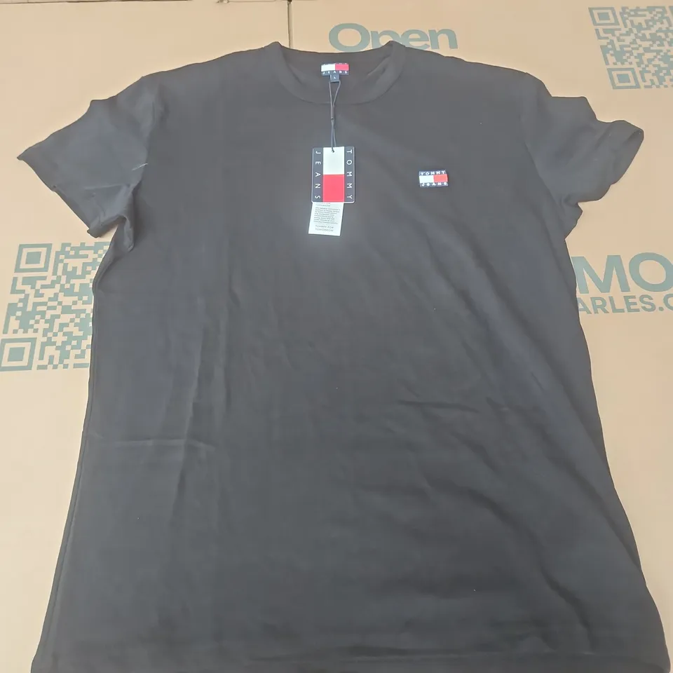 TOMMY JEANS CREW NECK T-SHIRT IN BLACK - LARGE