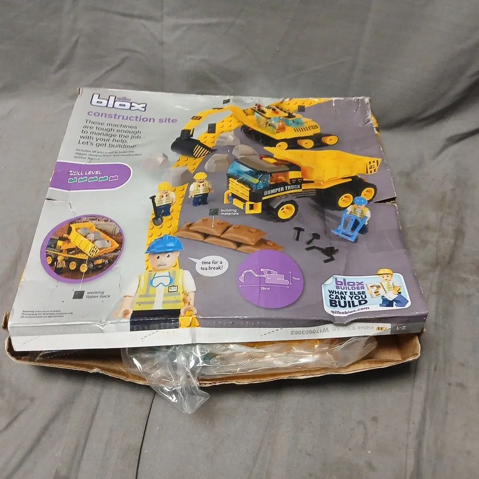 WILKO BLOX CONSTRUCTION SITE DIGGER & DUMPER TRUCK SET WITH BUILDER FIGURES (BOXED)