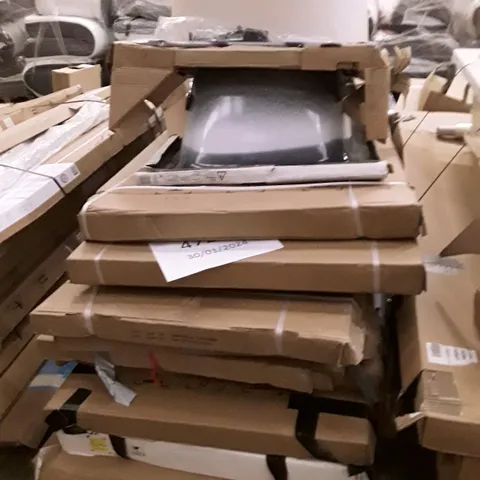 PALLET OF ASSORTED BATHROOM PARTS INCLUDING BATHTUBS & SHOWER PANELS
