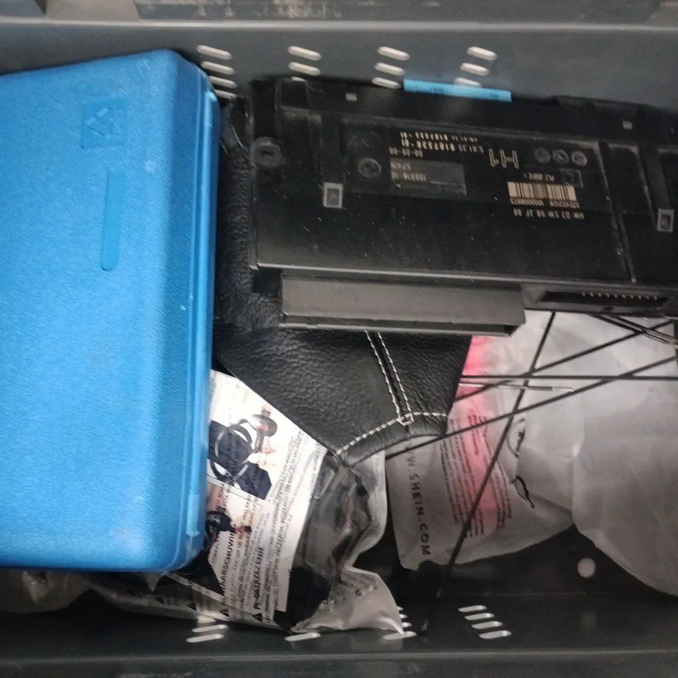 APPROXIMATELY 8 ASSORTED ITEMS TO INCLUDE GLASS OIL FILM CLEANING BRUSH, ETC
