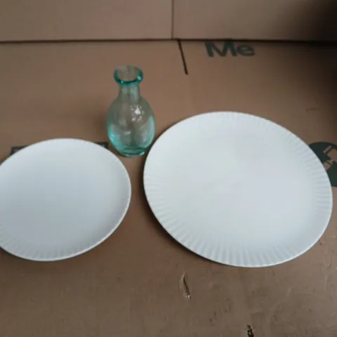 APPROXIMATELY 10 ASSORTED KITCHEN WARE TO INCLUDE PLATES IN VARIOUS SIZES AND A MINI VASE