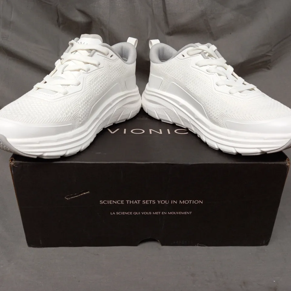 BOXED PAIR OF VIONIC WALK MAX TRAINERS IN WHITE SIZE 5.5