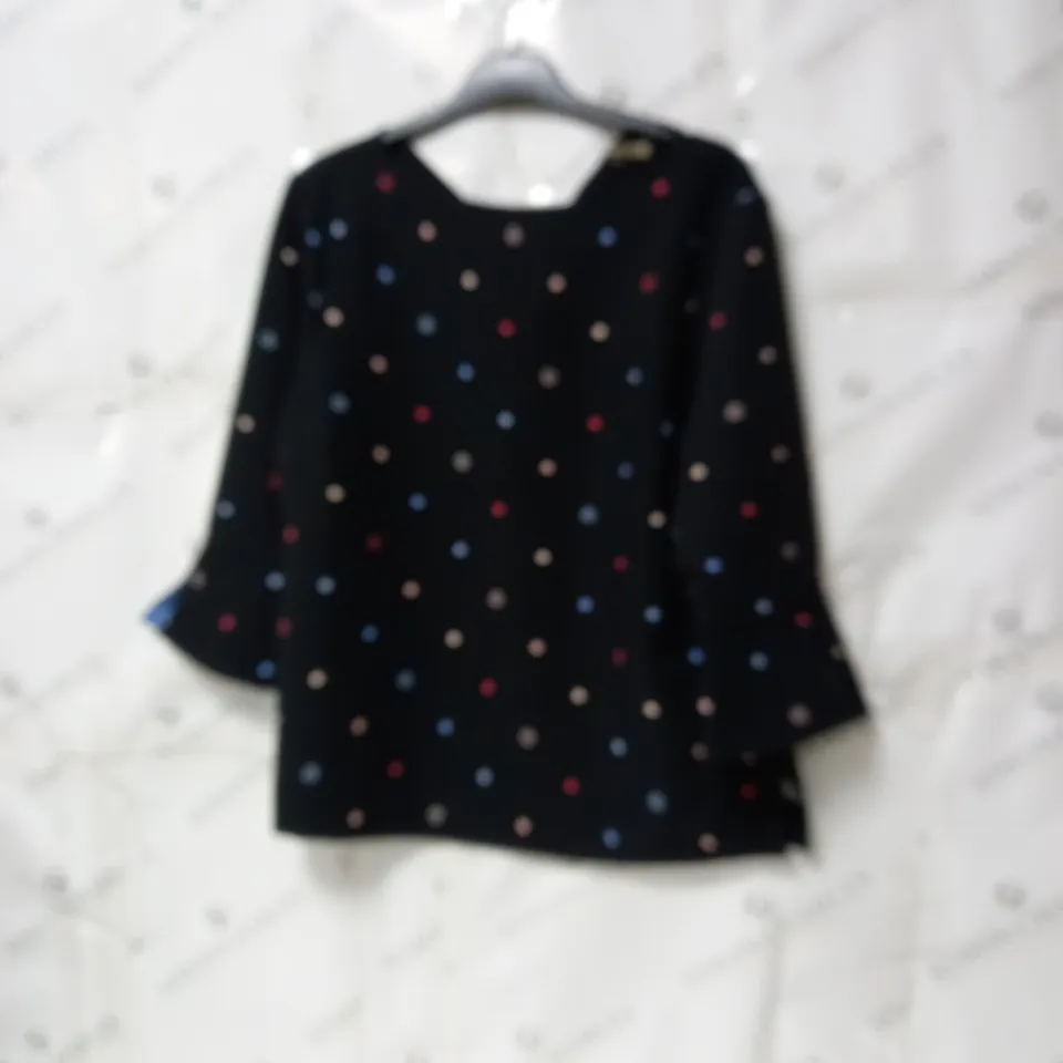 BOX OF APPROXIMATELY 10 ASSORTED WOMEN'S CLOTHING ITEMS INCLUDING TOPS, DRESSES ETC