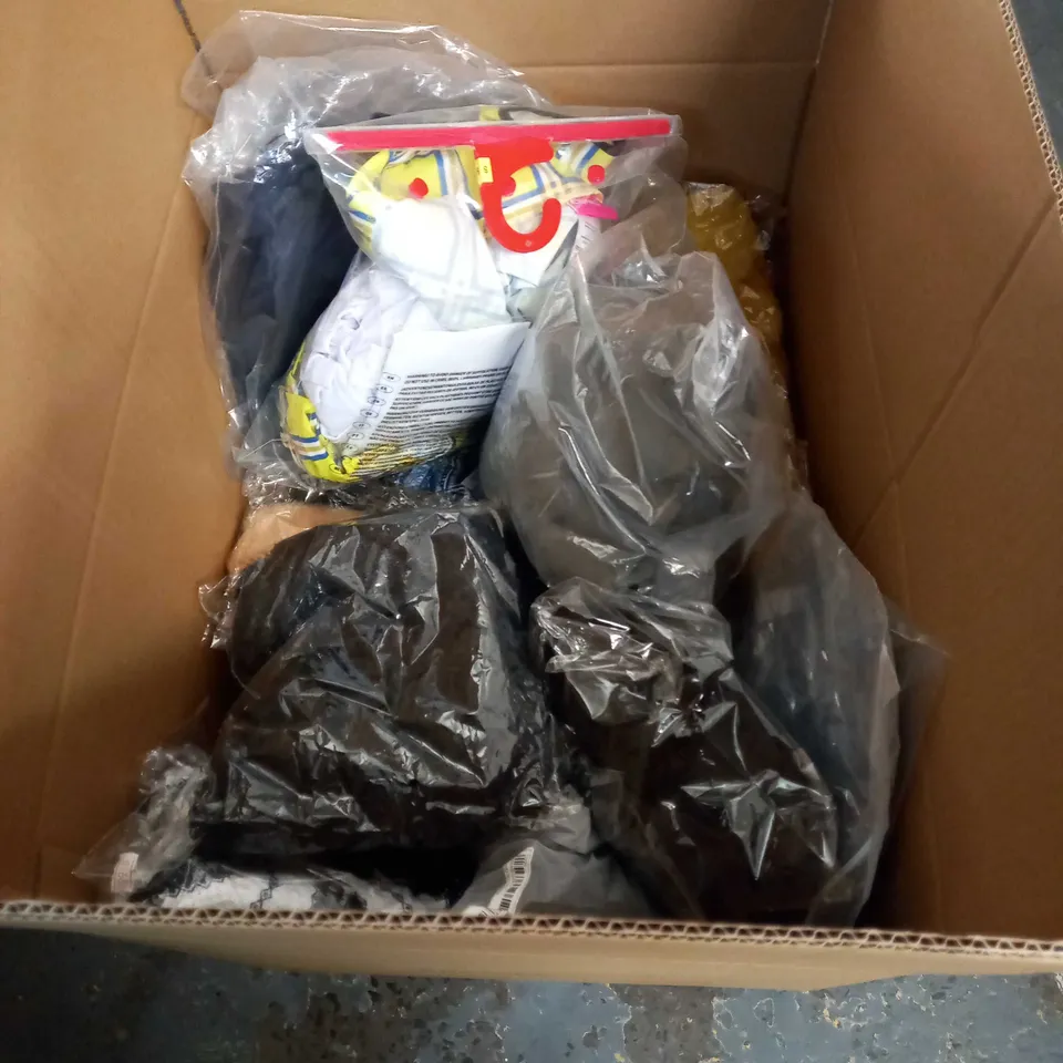 LOT OF APPROX 25 ASSORTED CLOTHING ITEMS VARYING IN SIZE/COLOUR/STYLE TO INCLUDE: TROUSERS, SKIRTS, TOPS