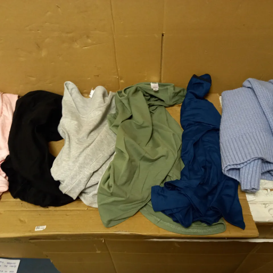 BOX OF MANY CLOTHES OF VARIED SIZES AND TYPES TO INCLUDE CAROLE HOCHMAN PM VELVET SET, KIM&CO JUMPSUIT, AND WYNNE SMALL VEST BLACK ETC. 