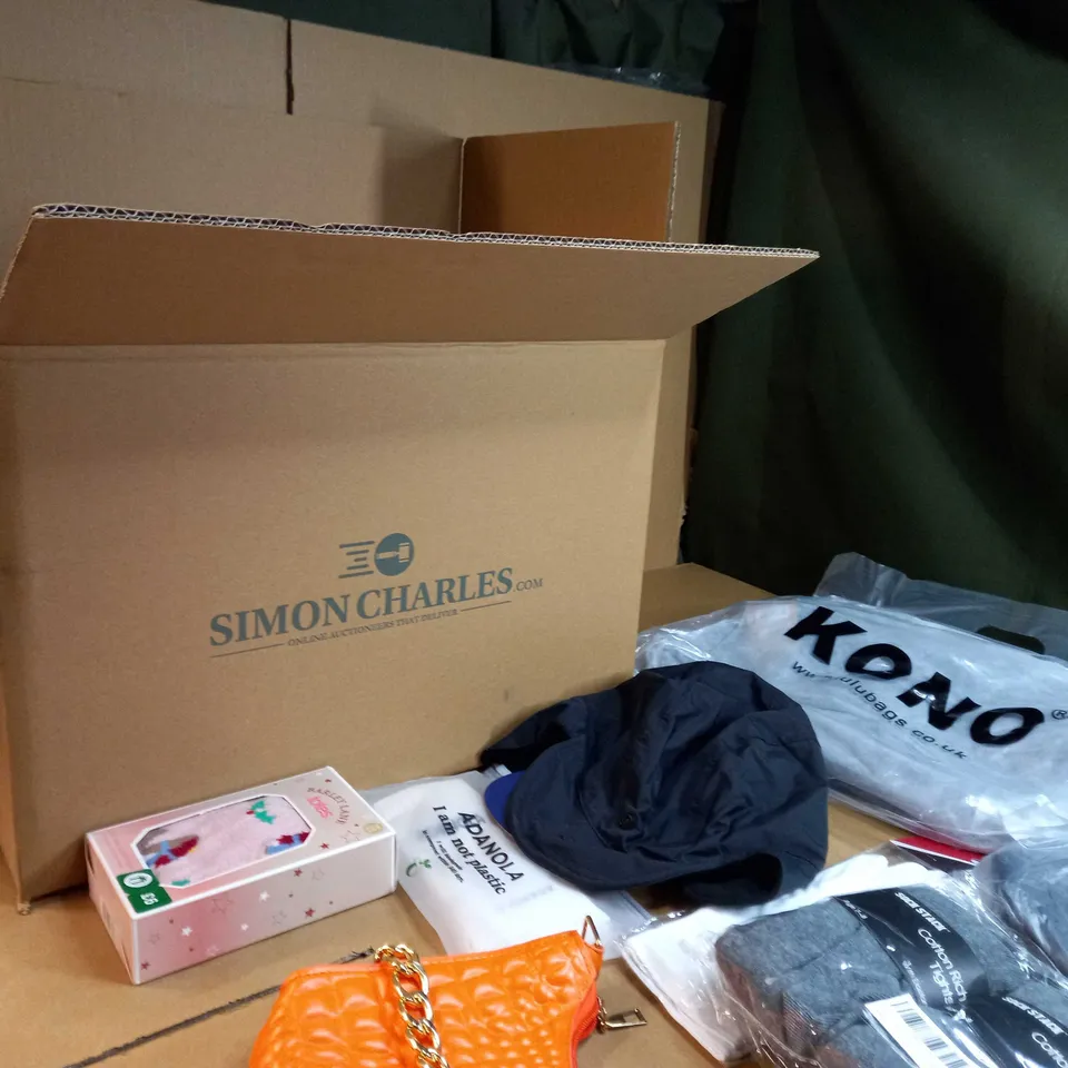 LOT OF APPROX. 15 ASSORTED CLOTHING ACCESSORIES  IN VARYING SIZES/COLOURS/STYLES TO INCLUDE: GLOVES, HAT, BAGS