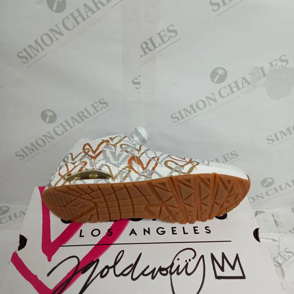 BOXED SKECHERS METAL LACE TRAINER SIZE 7
