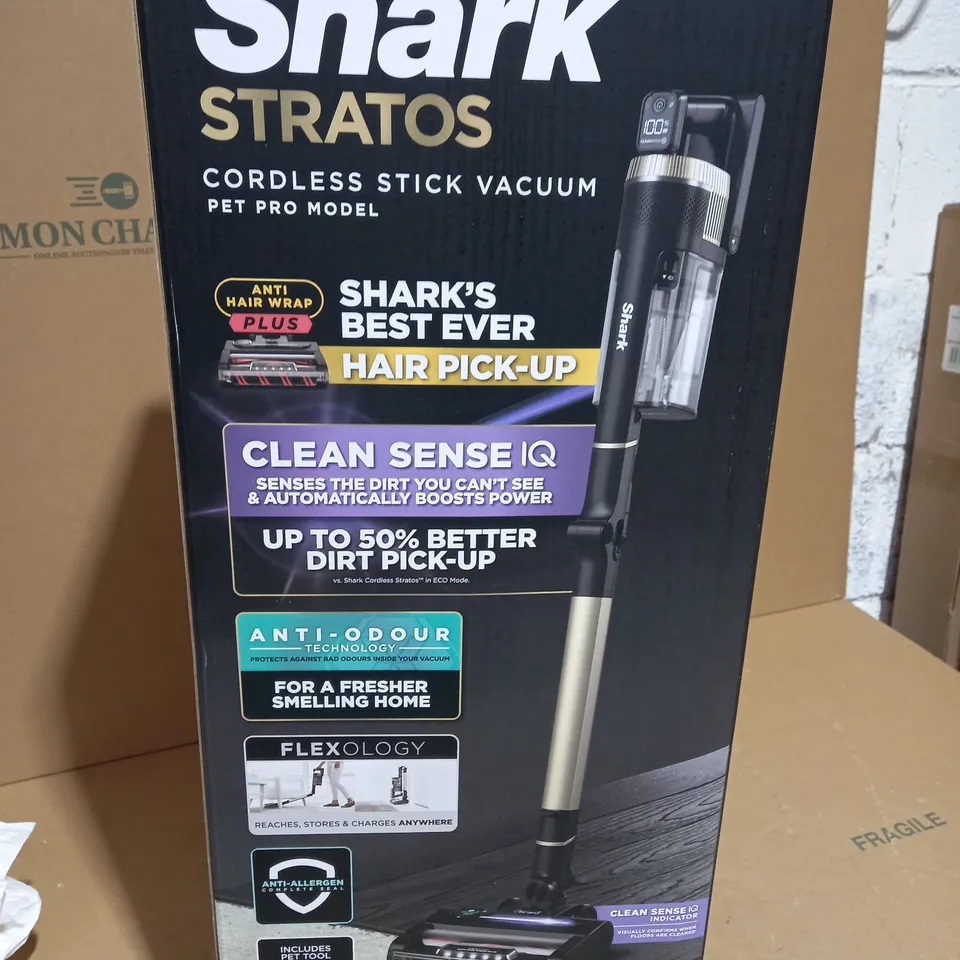SHARK STRATOS CORDLESS VACUUM W/ANTI HAIR WRAP & CLEAN SENSE IQ IZ400UKT