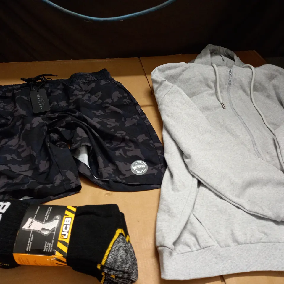 LOT OF APPROX 10 ASSORTED CLOTHING ITEMS VARYING IN SIZE/COLOUR/STYLE TO INCLUDE: MENS JUMPERS, SHORTS AND SOCKS