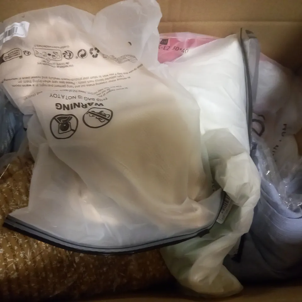 APPROXIMATELY 15 ASSORTED CHILDRENS CLOTHING RANGING FROM 10-15 YEARS PRODUCTS TO INCLUDE - HOODIE , SOCKS , HAT ETC