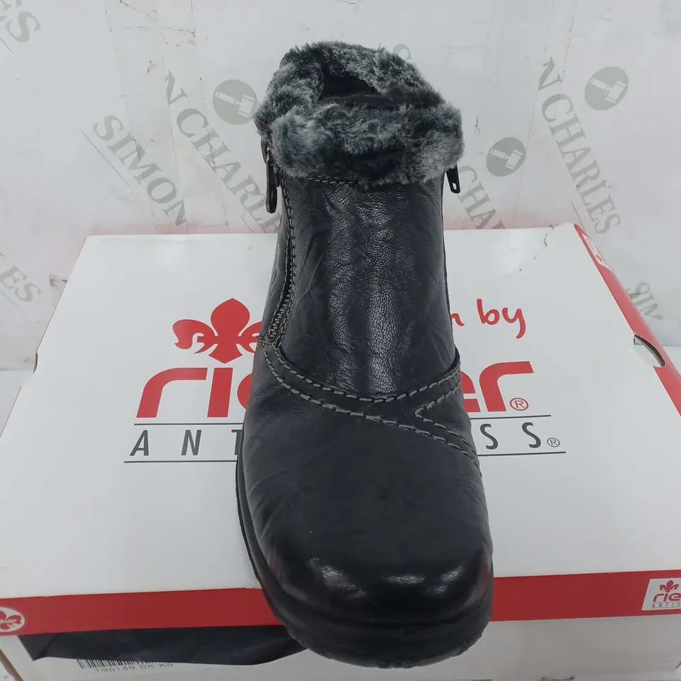 BOXED PAIR OF RIEKER ANKLE BOOTS WITH FUR CUFF IN BLACK - SIZE 39