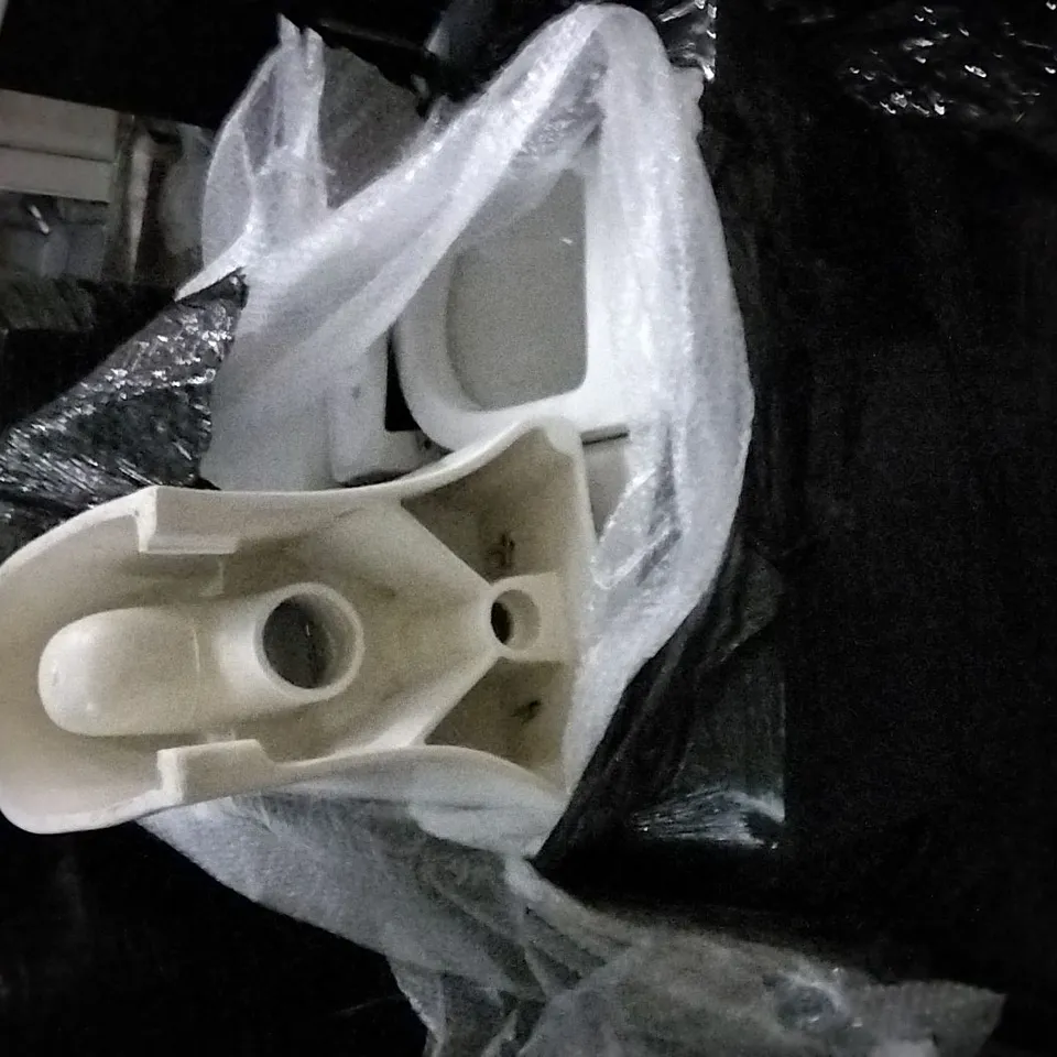 PALLET OF ASSORTED BATHROOM FURNITURE TO INCLUDE WC PANS, TOILET SEAT AND CISTERN