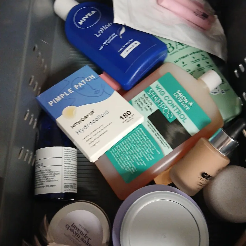 APPROXIMATEY 20 ASSORTED HEALTH AND BEAUTY PRODUCTS TO INCLUDE - L'OREAL ELVIVE MOISTURE WRAPPING MASK - PERCY & REED VOLUMISING SHAMPOO - OLAY ANTI-WRINKLE LOTION - ETC