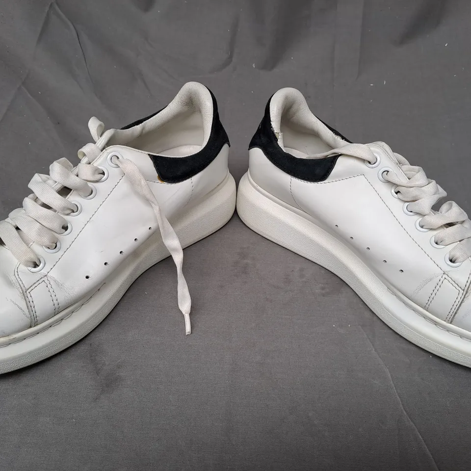 PAIR OF ALEXANDER MCQUEEN SHOES IN WHITE/BLACK EU SIZE 42