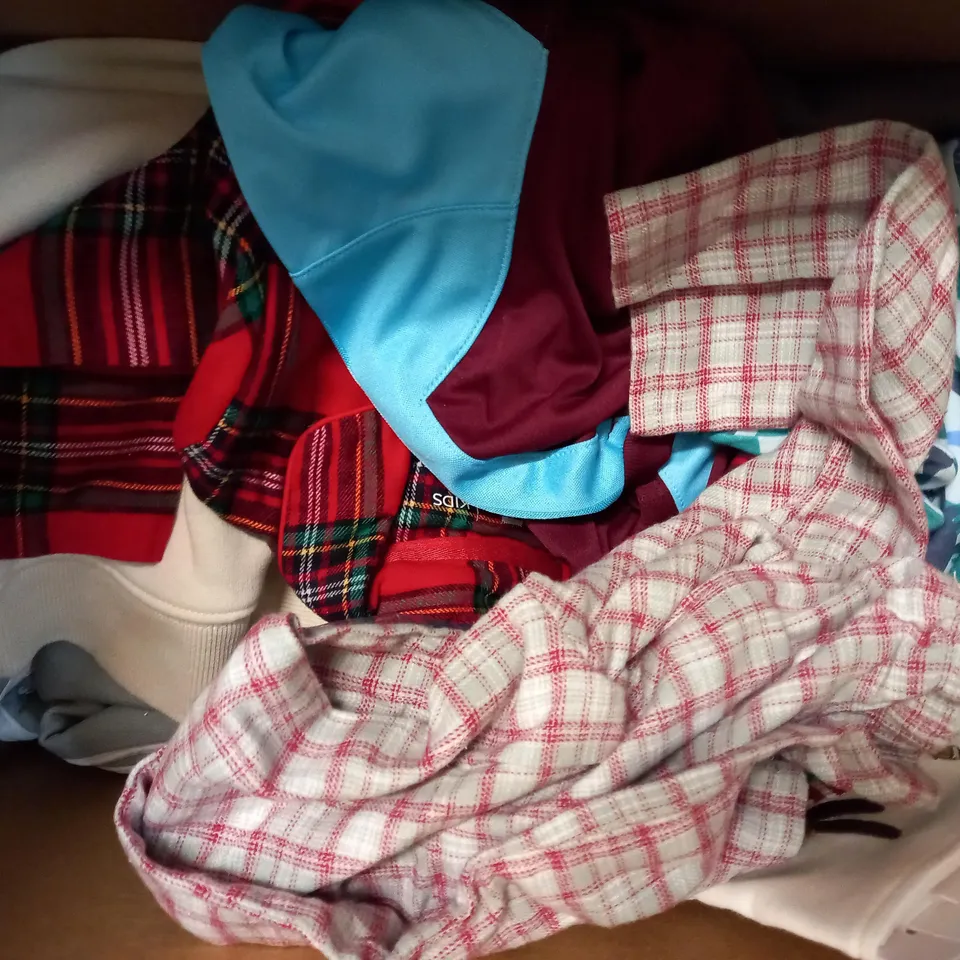 BOX OF APPROXIMATELY 10 ASSORTED CLOTHING AND FASHION ITEMS IN VARIOUS COLOURS AND STYLES TO INCLUDE ZARA KIDS, MOTHERCARE, RABBIT BEAR, ETC