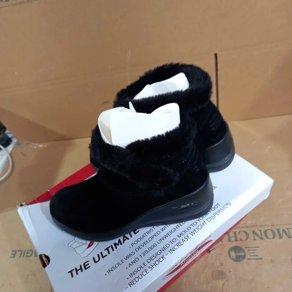 SKETCHER WEDGE BOOT SIZE 4 