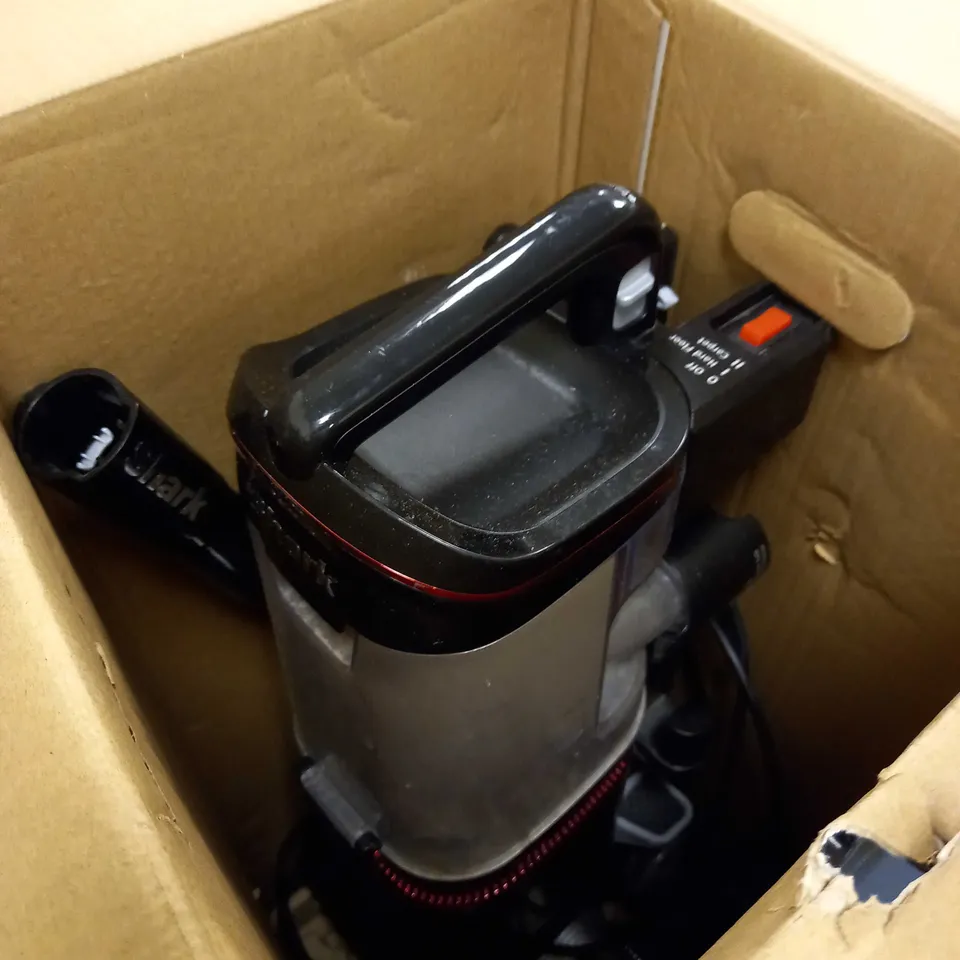 SHARK UPRIGHT VACUUM CLEANER NV602UKT