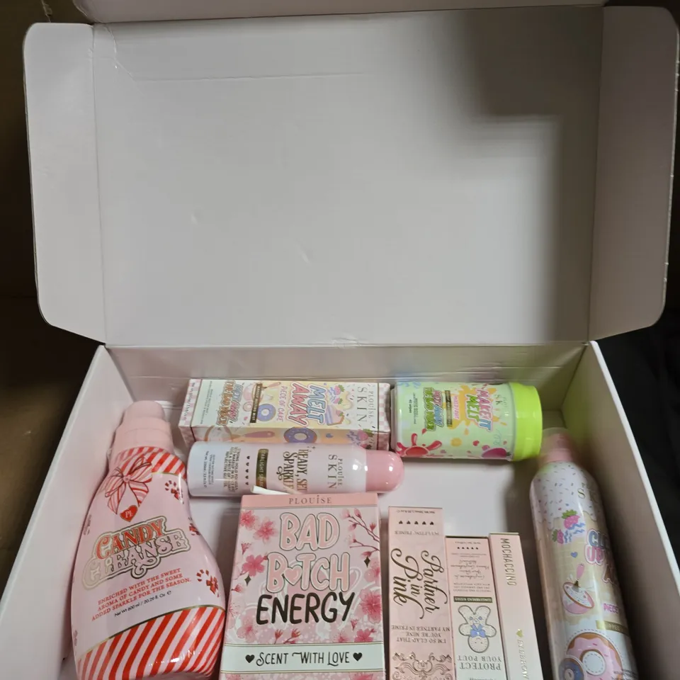 PLOUISE BEAUTY GIFT BOX TO INCLUDE GLITTER SETTING SPRAY, SCULPTING PRIMER AND GINGERBREAD KISSES LIP CONDITIONER