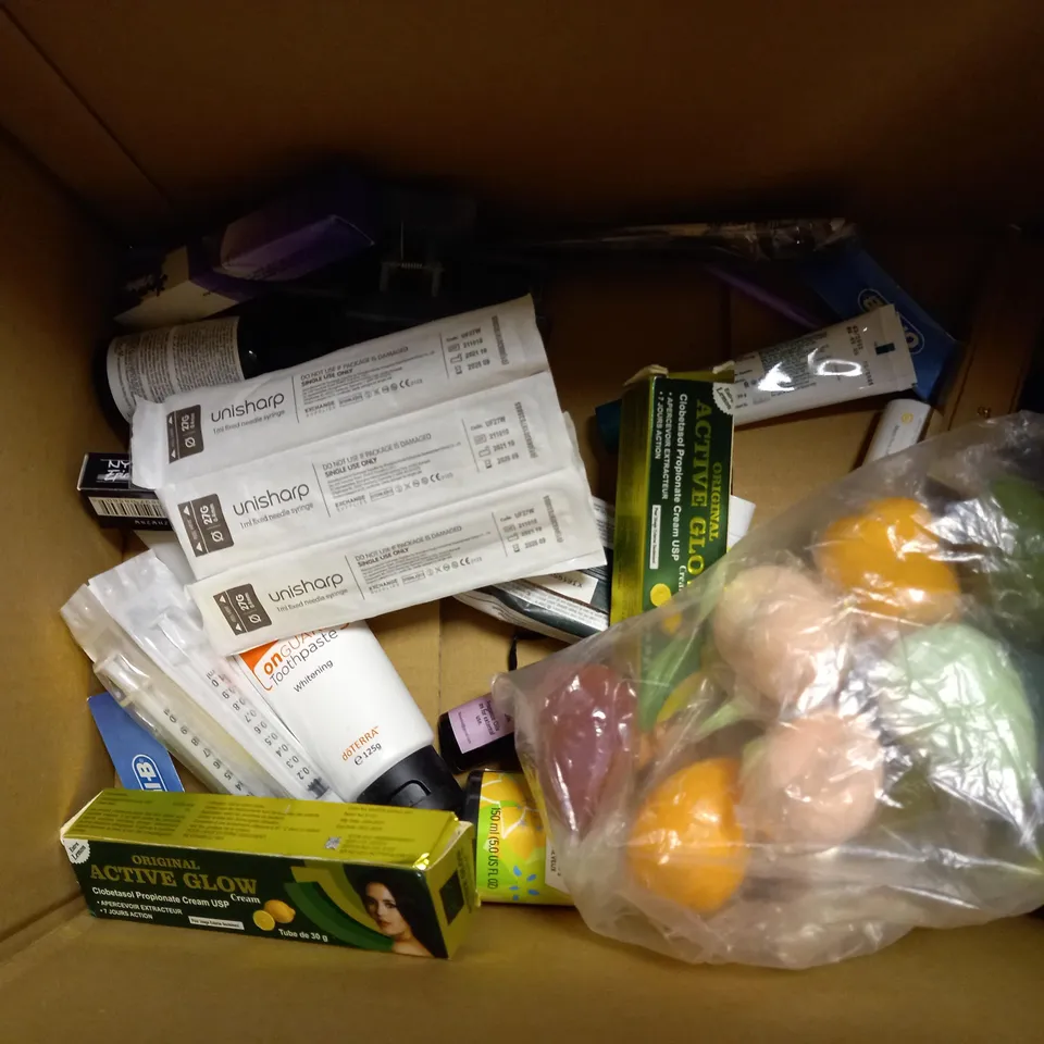 BOX OF APPROX 20 COSMETIC ITEMS TO INCLUDE DERMALOGICA SMOOTHING CREAM, NIVEA Q10 ANTI WRINKLE CREAM, NUMARK PLAIN GAUZE