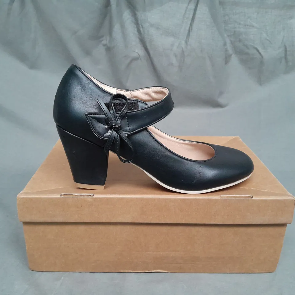 BOXED PAIR OF WOMENS WEDGE SHOES IN BLACK SIZE 38