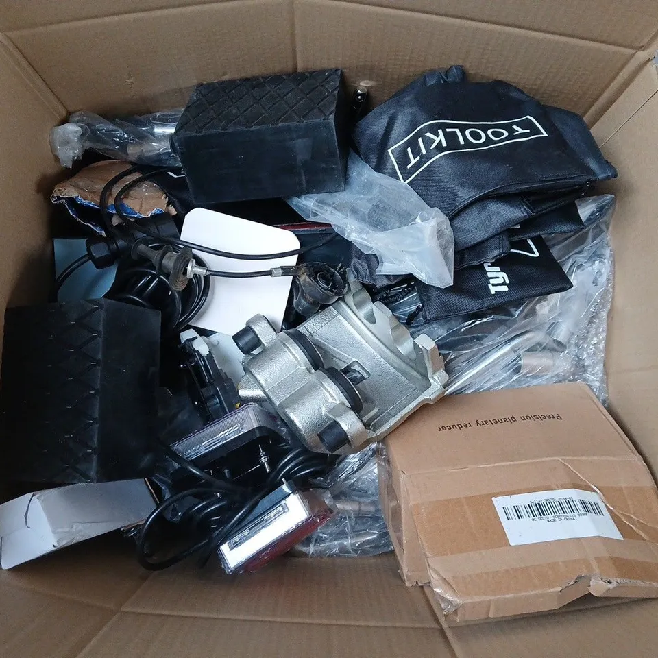 APPROXIMATELY 15 ASSORTED VEHICLE PARTS & ACCESSORIES TO INCLUDE CABIN FILTER SET, PRO TANK RING, VEHICLE LIGHT, ETC - COLLECTION ONLY
