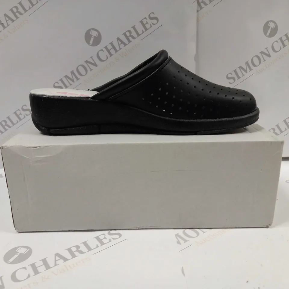 BOXED PAIR OF DEK CLOSED TOE MULES CLOGS IN BLACK UK SIZE 6