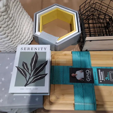 LOT OF APPROXIMATELY 14 ASSORTED HOUSEHOLD ITEMS TO INCLUDE SHELFS, STORAGE SHELVES CHOPPING BOARDS