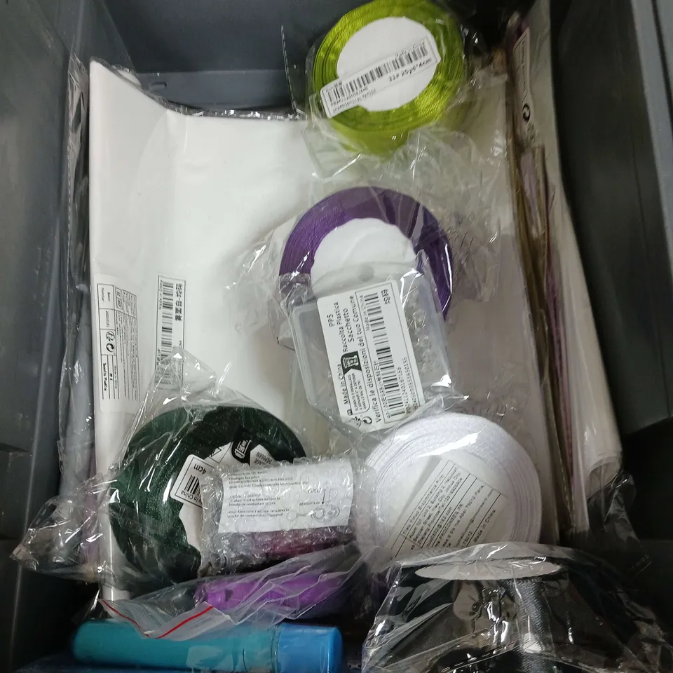APPROXIMATELY 15 ASSORTED HOUSEHOLD ITEMS TO INCLUDE - DEORATIVE GIFTBOXES - GLITTER - RIBBON - ETC
