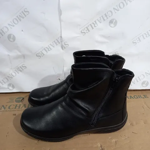 WOMANS WHISPER BLACK LEATHER BOOTS SIZE 8