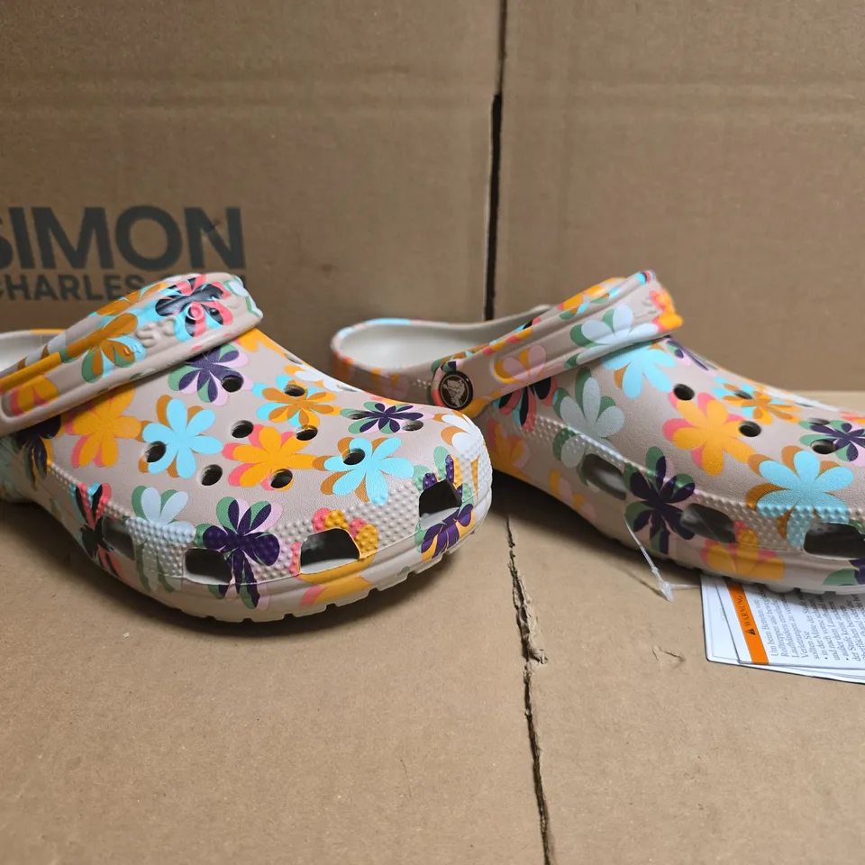 PAIR OF CROCS CLASSIC RETRO SUMMER CLOGS IN TAN W. MULTICOLOUR FLOWER DESIGN SIZE UK M7/W6