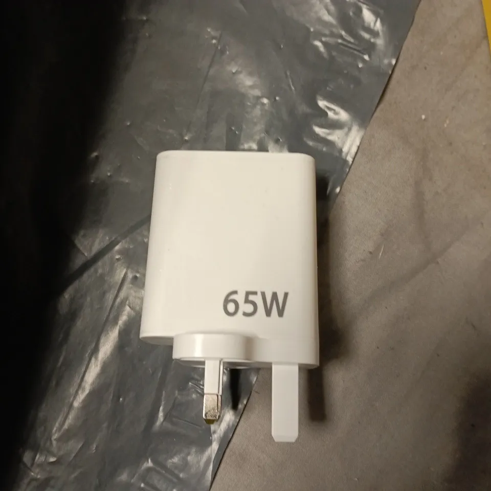 BOX OF APPROXIMATELY 18 ASSORTED TECH ITEMS TO INCLUDE: TRIPOD AND 65W WALL ADAPTER