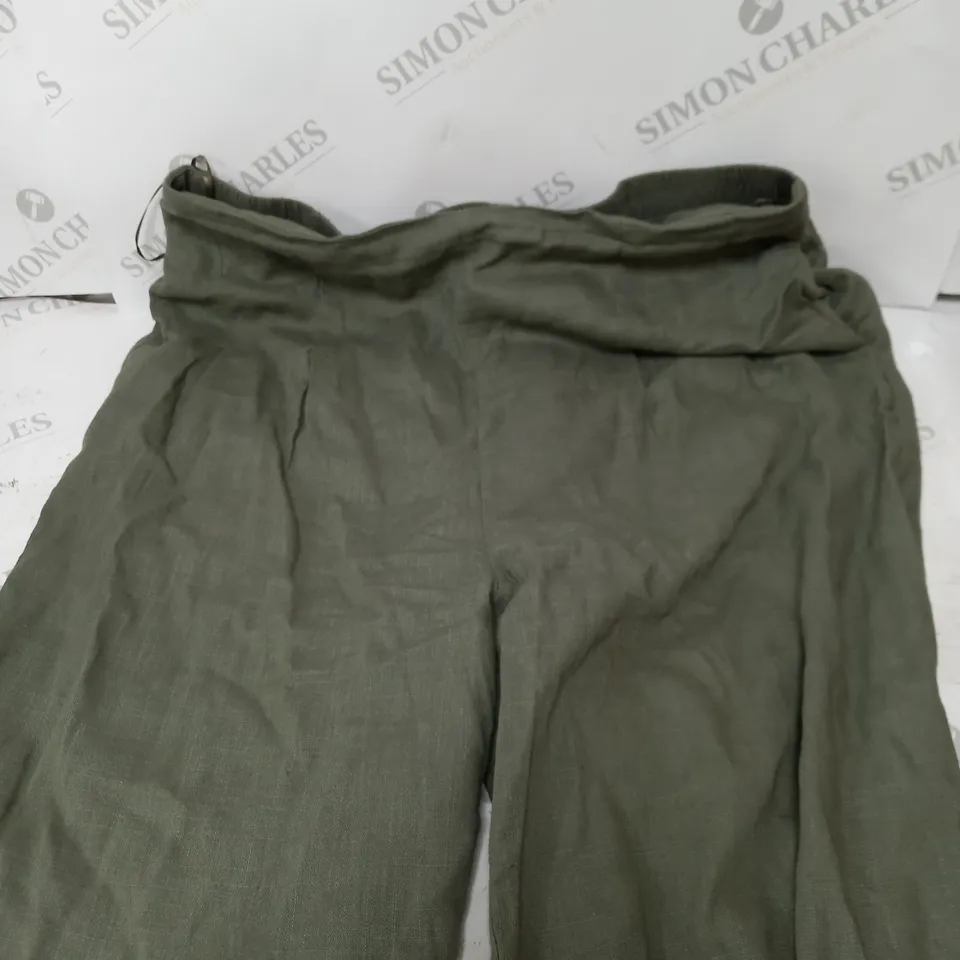 BOX OF APPROXIMATELY 10 ASSORTED CLOTHING ITEMS IN VARIOUS STYLES & SIZES TO INCLUDE SLIPPERS, TRAINERS, TROUSERS ETC 