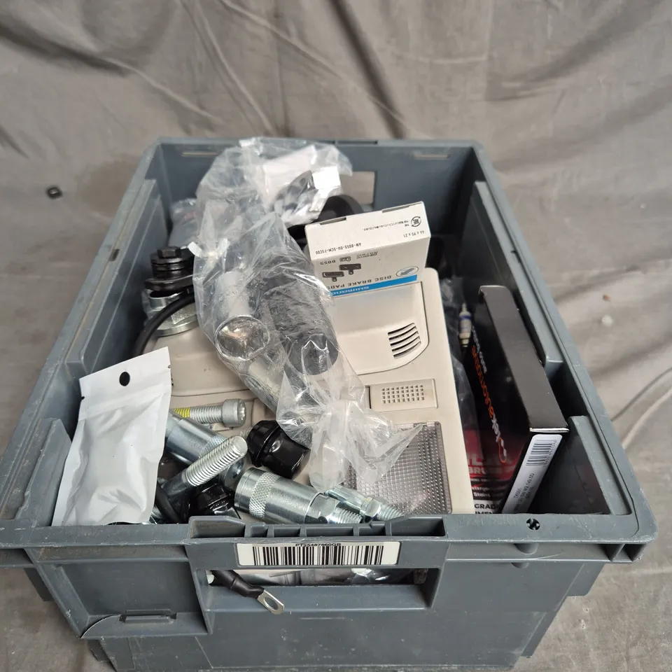 TOTE OF APPROXIMATELY. 15 ASSORTED CAR ITEMS TO INCLUDE TOOL ACCESSORIES BRAKE PADS  AND AUTO BULBS 