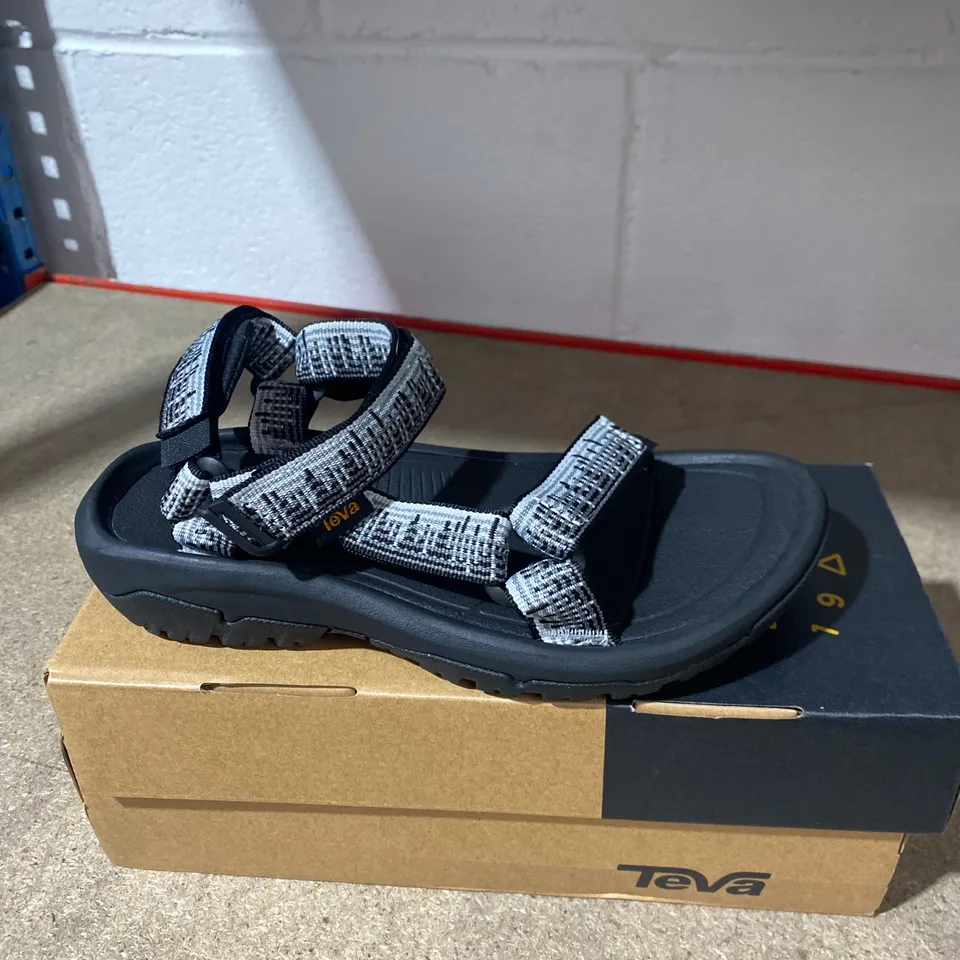 BOXED PAIR OF TEVA W HURRICANE SANDALS SIZE 4