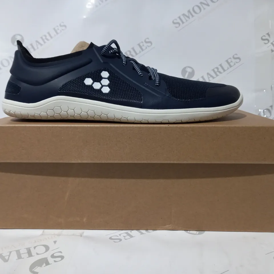 BOXED PAIR OF VIVO BAREFOOT PRIMUS LITE III M SHOES IN NAVY EU SIZE 44