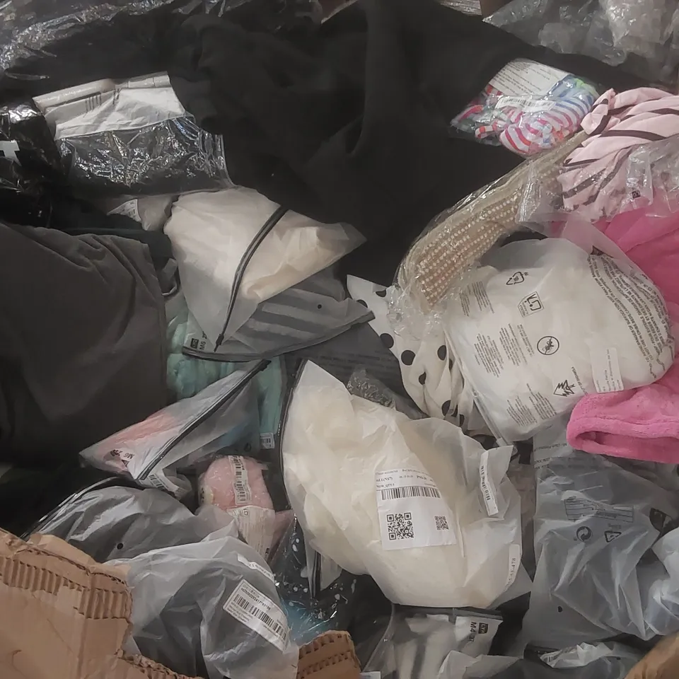 PALLET CONTAINING A VERY LARGE QUANTITY OF ASSORTED CLOTHING ITEMS ECT