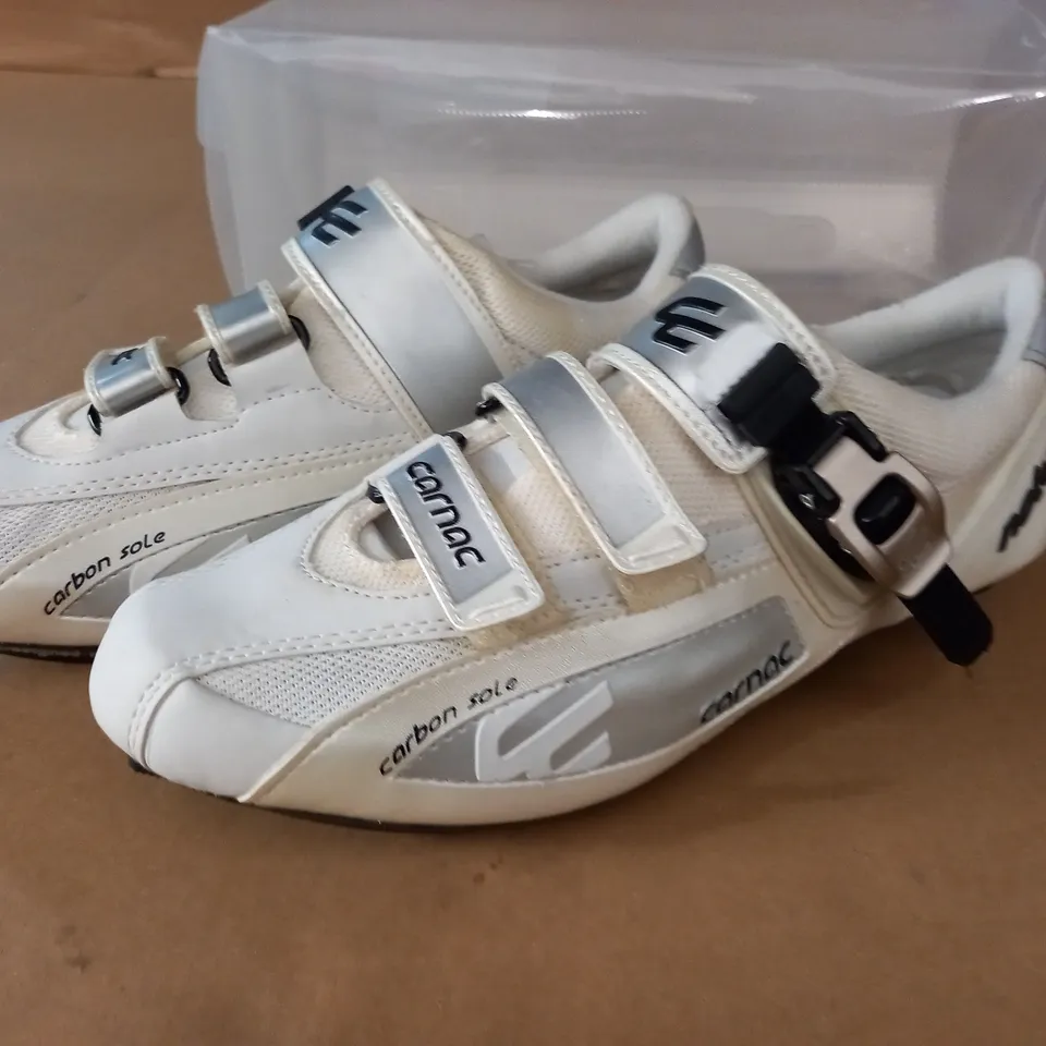 PAIR OF CARNAC NOTU CYCLING SHOES IN WHITE SILVER - FR 41 US 8