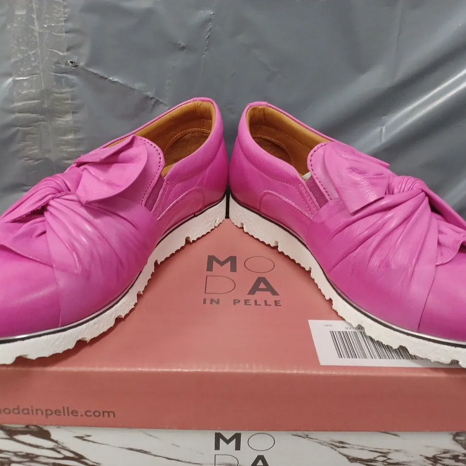 BOXED MODA IN PELLE ANETTE LEATHER BOW TWIST UPPER WITH FLEX SOLE TRAINERS IN FUSCHIA - SIZE 39
