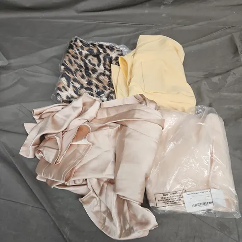 APPROXIMATELY 20 ASSORTED CLOTHING ITEMS IN VARIOUS STYLES AND SIZES 