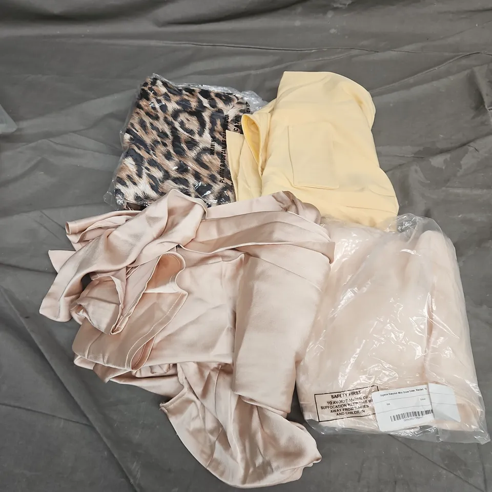 APPROXIMATELY 20 ASSORTED CLOTHING ITEMS IN VARIOUS STYLES AND SIZES 