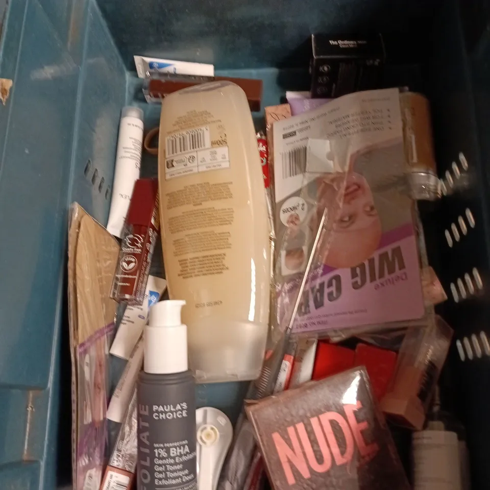 APPROXIMATEY 20 ASSORTED HEALTH AND BEAUTY PRODUCTS TO INCLUDE - IMPERIAL LEATHER BODY WASH - NIVEA MEN ROLL ON DEODORANT AND CERAVE MOISTURISING CREAM