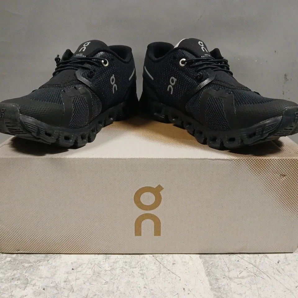 BOXED PAIR OF ON CLOUD 5 WOMEN'S SHOES IN BLACK SIZE UK 4