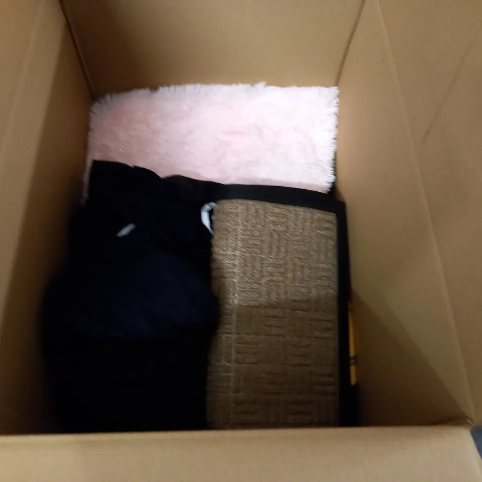 LOT OF ASSORTED HOUSEHOLD FABRIC ITEMS