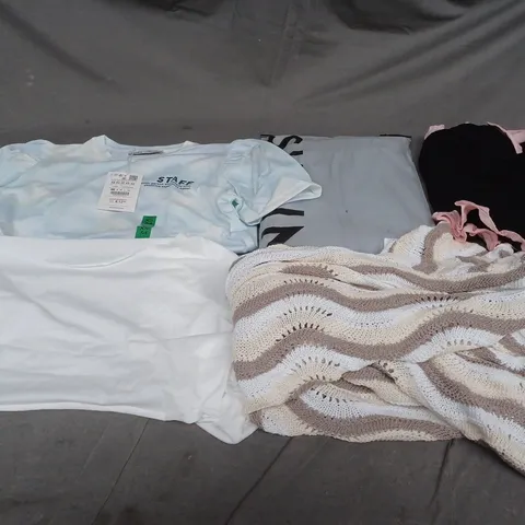 BOX OF APPROXIMATELY 20 ASSORTED CLOTHING ITEMS TO INCLUDE - T-SHIRT , TOP , JACKET ETC