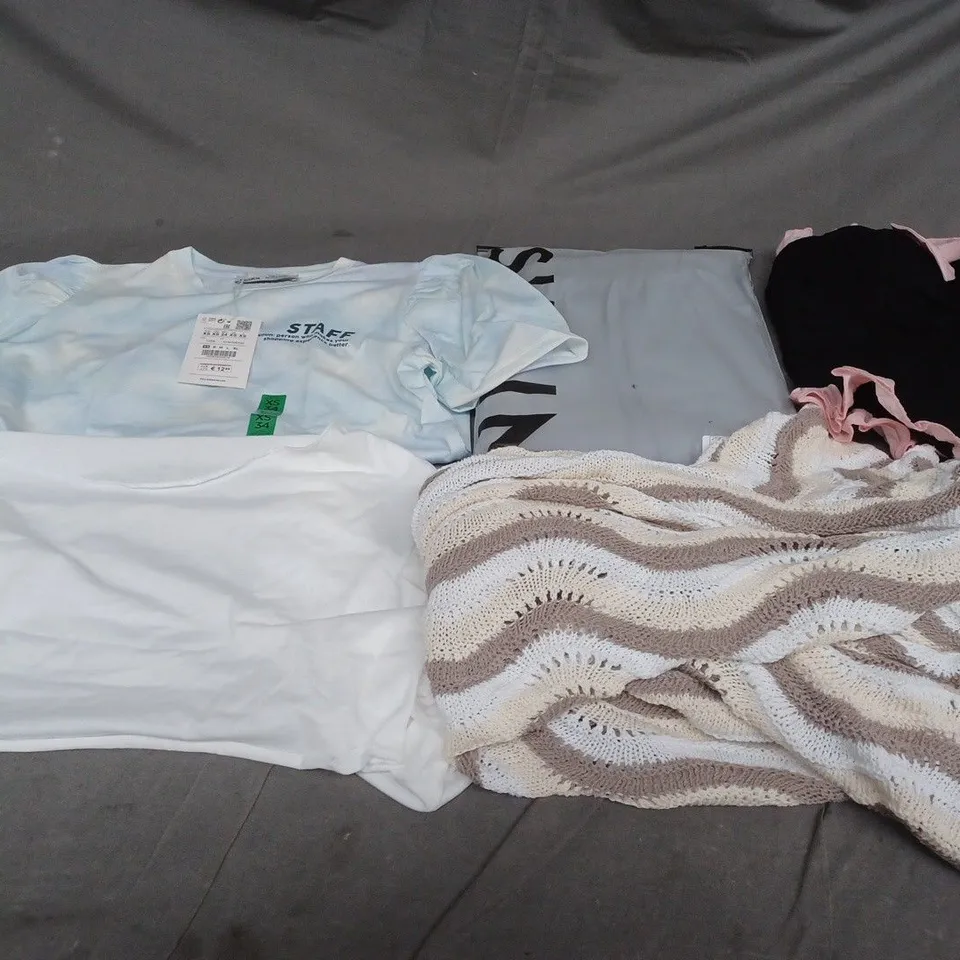 BOX OF APPROXIMATELY 20 ASSORTED CLOTHING ITEMS TO INCLUDE - T-SHIRT , TOP , JACKET ETC