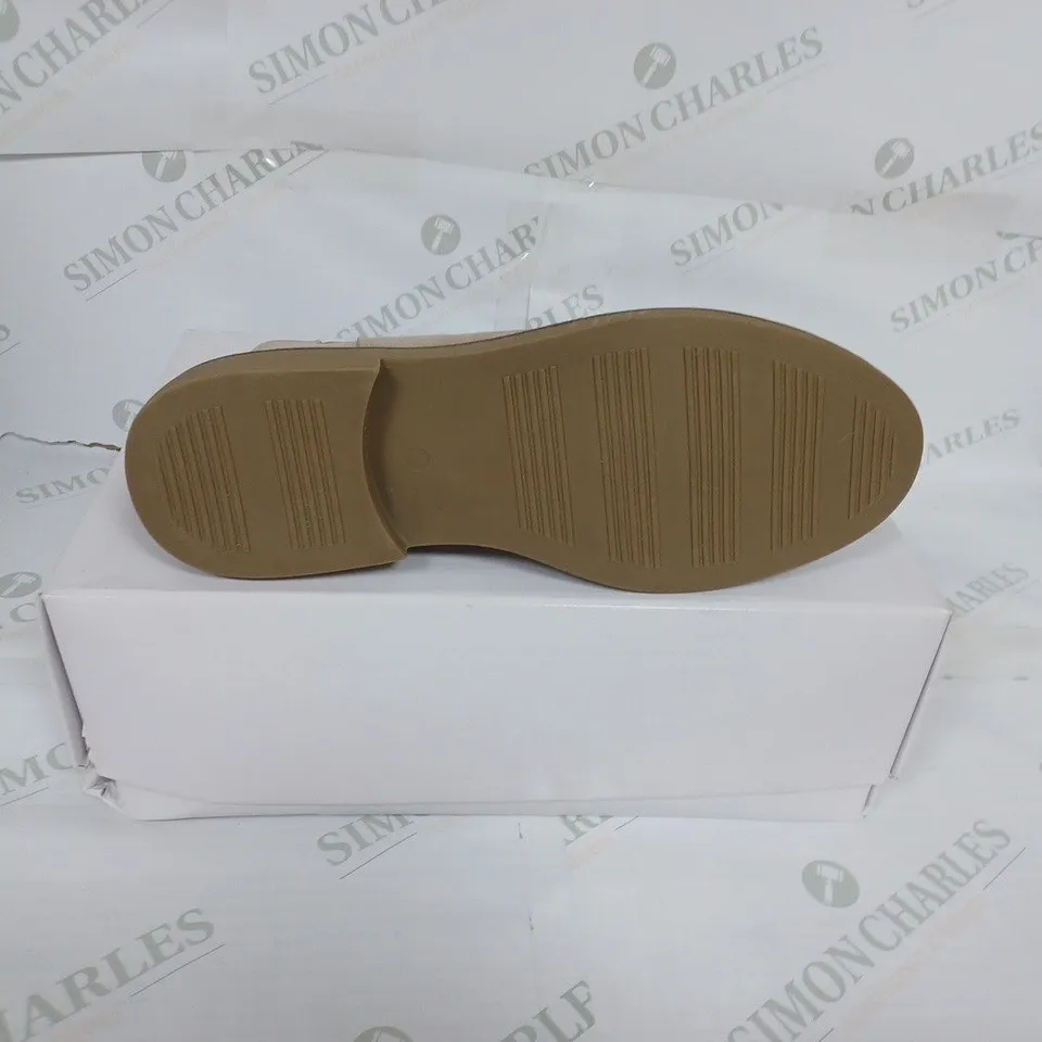 BOXED MARSH MICROSUDED SHOES IN SAND SIZE 10