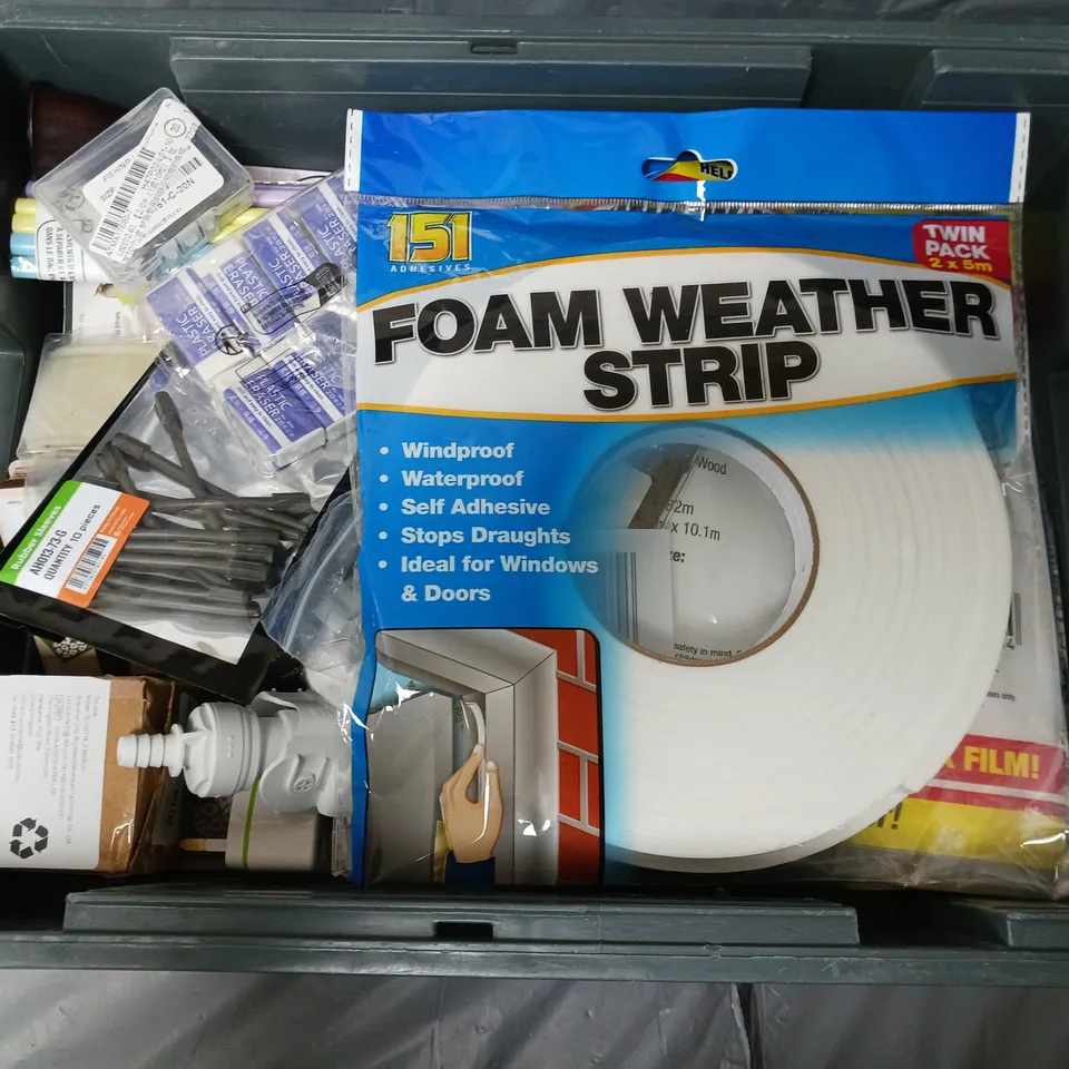 APPROXIMATELY 20 ASSORTED HOUSEHOLD ITEMS TO INCLUDE FOAM WEATHER STRIPS, DOOR HANDLES, BIBS LOOPS, ETC