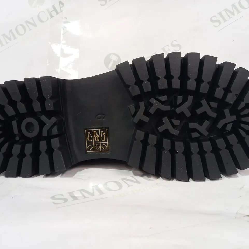 BOXED PAIR OF KOI DEACONS OF THE DEEP SHOES IN BLACK SIZE 6