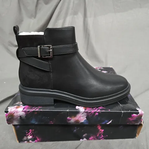 BOXED PAIR OF MISO LADIES ANKLE BOOTS IN BLACK SIZE 7