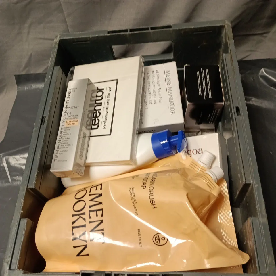 APPROXIMATELY 20 ASSORTED COSMETIC ITEMS INCLUDING FENTY BEAUTY SUPERFINE BLURRING SETTING POWDER, E45 RICH CREAM, NAIL FILE SET, TEMPORARY EYE TIGHTENER, REVOLUTION SKIN SILK F7 SERUM FOUNDATION